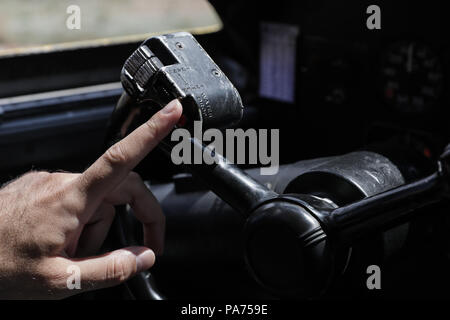 Atene. Il 20 luglio, 2018. Foto scattata a luglio 20, 2018 mostra i dettagli del cockpit di un Canadair mezzi aerei antincendio a 355 trasporto tattico Squadron in Elefsina Air Base, Atene, Grecia. La 355 trasporto tattico Squadron è stato istituito nel 1947 per la lotta contro incendi. Credito: Lefteris Partsalis/Xinhua/Alamy Live News Foto Stock