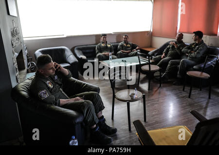 Atene. Il 20 luglio, 2018. Foto scattata a luglio 20, 2018 mostra i piloti di Canadair velivoli antincendio presso l'edificio di 355 trasporto tattico Squadron in Elefsina Air Base, Atene, Grecia. La 355 trasporto tattico Squadron è stato istituito nel 1947 per la lotta contro incendi. Credito: Lefteris Partsalis/Xinhua/Alamy Live News Foto Stock