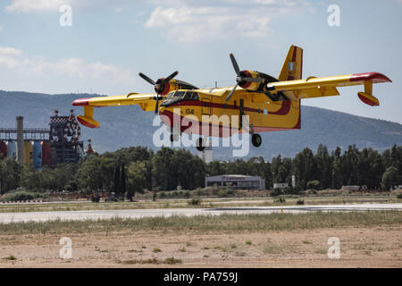 Atene. Il 20 luglio, 2018. Foto scattata a luglio 20, 2018 mostra un aeromobile di estinzione di 355 trasporto tattico squadrone a Elefsina Air Base, Atene, Grecia. La 355 trasporto tattico Squadron è stato istituito nel 1947 per la lotta contro incendi. Credito: Lefteris Partsalis/Xinhua/Alamy Live News Foto Stock