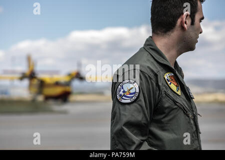 Atene. Il 20 luglio, 2018. Foto scattata a luglio 20, 2018 mostra un pilota di fronte a una lotta antincendio aerei di 355 trasporto tattico squadrone a Elefsina Air Base, Atene, Grecia. La 355 trasporto tattico Squadron è stato istituito nel 1947 per la lotta contro incendi. Credito: Lefteris Partsalis/Xinhua/Alamy Live News Foto Stock