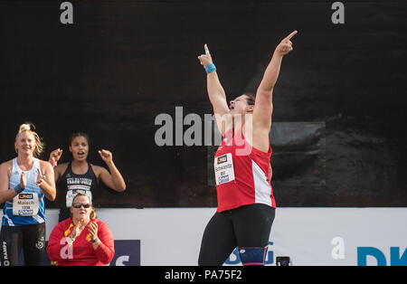 Norimberga, Deutschland. Il 20 luglio, 2018. giubilo vincitore Christina SCHWANITZ, LV 90 Monti Metalliferi, 1° posto, dietro sono i concorrenti con da sinistra a destra Katharina MAISCH (TUS Metzingen), Yemisi OGUNLEYE (MTG Mannheim). Colpo messo sul Nuernberger mercato principale in Berlin2018-Arena, su 20.07.2018. German Athletics Championships 2018, dal 20.07. - 22.07.2015 in Nuernberg/Germania. | Utilizzo di credito in tutto il mondo: dpa/Alamy Live News Foto Stock