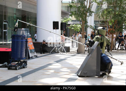 Tokyo, Giappone. Il 20 luglio, 2018. Funzionari di polizia di bomba gruppo di smaltimento di rimuovere un oggetto sospetto durante un anti terrorismo esercizio presso il Tokyo Midtown ufficio e complesso per lo shopping in Tokyo, Venerdì 20 Luglio, 2018. A chi lavora in ufficio, negozio, i dipendenti e gli ufficiali di polizia hanno partecipato il trapano in vista del 2020 Tokyo Olimpiadi. Credito: Yoshio Tsunoda/AFLO/Alamy Live News Foto Stock