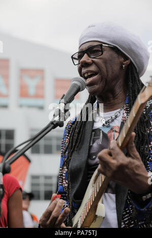 Wembley Park, Regno Unito. Il 21 luglio 2018. Il vincitore del Grammy Award e la leggenda della musica Nile Rodgers apre International musicista di strada giorno 2018, Wembley Park, UK Credit: amanda rose/Alamy Live News Foto Stock