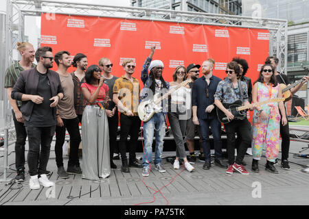 Wembley Park, Regno Unito. Il 21 luglio 2018. Il vincitore del Grammy Award e la leggenda della musica Nile Rodgers apre International musicista di strada giorno 2018, Wembley Park, UK Credit: amanda rose/Alamy Live News Foto Stock