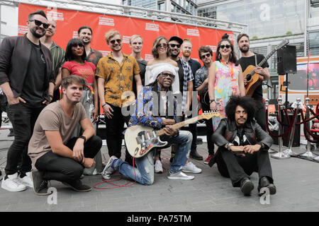 Wembley Park, Regno Unito. Il 21 luglio 2018. Il vincitore del Grammy Award e la leggenda della musica Nile Rodgers apre International musicista di strada giorno 2018, Wembley Park, UK Credit: amanda rose/Alamy Live News Foto Stock