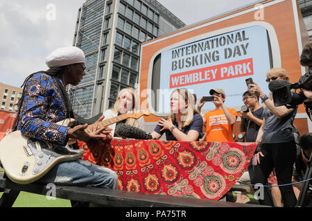 Wembley Park, Regno Unito. Il 21 luglio 2018. Il vincitore del Grammy Award e la leggenda della musica Nile Rodgers apre International musicista di strada giorno 2018, Wembley Park, UK Credit: amanda rose/Alamy Live News Foto Stock