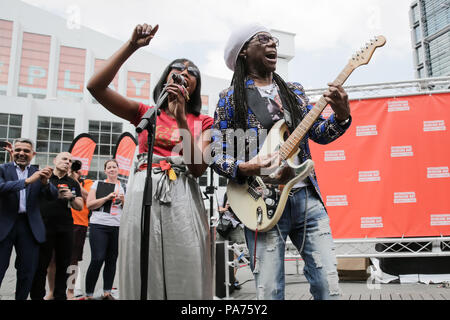 Wembley Park, Regno Unito. Il 21 luglio 2018. Il vincitore del Grammy Award e la leggenda della musica Nile Rodgers apre International musicista di strada giorno 2018, Wembley Park, UK Credit: amanda rose/Alamy Live News Foto Stock
