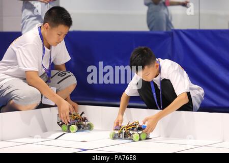 Guiyang, della Cina di Guizhou. 21 Luglio, 2018. I partecipanti a prepararsi per un concorso durante il XVIII Cina adolescente Robotics la concorrenza di Guiyang, capitale del sud-ovest della Cina di Guizhou, 21 luglio 2018. La concorrenza che ha dato dei calci a fuori di Guizhou University di sabato, attira più di tremila concorrenti e pullman sia da casa che dall'estero. Credito: Liu Xu/Xinhua/Alamy Live News Foto Stock