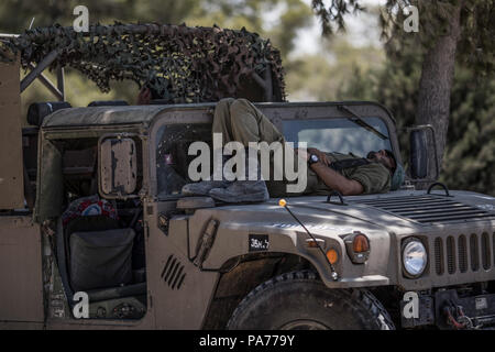 Nahal Oz, Israele sud, 21 luglio 2018. Un israeliano tiene a saldare un pisolino vicino al confine Israeli-Gaza in Kfar Azza, Israele sud, 21 luglio 2018. Hamas ha dichiarato il cessate il fuoco con Israele nella Striscia di Gaza, un portavoce di Hamas detti primi sabato, dopo un giorno di violenza che ha visto un soldato israeliano e quattro palestinesi uccisi. Foto: Ilia Yefimovich/dpa Credito: dpa picture alliance/Alamy Live News Foto Stock