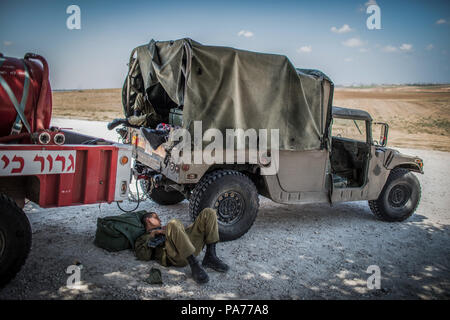 Nahal Oz, Israele sud, 21 luglio 2018. Un israeliano tiene a saldare un pisolino vicino al confine Israeli-Gaza in Kfar Azza, Israele sud, 21 luglio 2018. Hamas ha dichiarato il cessate il fuoco con Israele nella Striscia di Gaza, un portavoce di Hamas detti primi sabato, dopo un giorno di violenza che ha visto un soldato israeliano e quattro palestinesi uccisi. Foto: Ilia Yefimovich/dpa Credito: dpa picture alliance/Alamy Live News Foto Stock