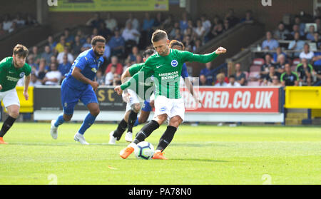 Kingston London UK 21 luglio 2018 - Oliver Norwood di Brighton segna il suo primo goal dal posto di penalità durante la partita di calcio pre-stagione tra AFC Wimbledon e Brighton e Hove Albion al Cherry Red Records Stadium di Kingston Surrey solo per uso editoriale Foto Stock