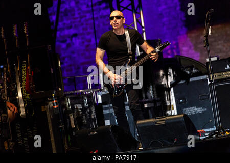 Pavia, Italia, xx luglio 2018 Chitarrista Joe Satriani esegue in scena presso il Castello Visconteo, per la sua cosa succede prossimo Tour 2018 - Valeria Portinari Alamy Live News Foto Stock