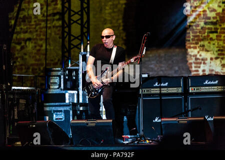 Pavia, Italia, xx luglio 2018 Chitarrista Joe Satriani esegue in scena presso il Castello Visconteo, per la sua cosa succede prossimo Tour 2018 - Valeria Portinari Alamy Live News Foto Stock