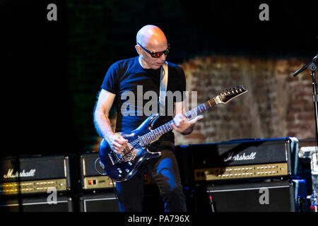 Pavia, Italia, xx luglio 2018 Chitarrista Joe Satriani esegue in scena presso il Castello Visconteo, per la sua cosa succede prossimo Tour 2018 - Valeria Portinari Alamy Live News Foto Stock