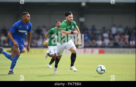 Kingston London UK 21 luglio 2018 - Richie Towel di Brighton sul pallone durante la partita di calcio pre stagione amichevole tra AFC Wimbledon e Brighton e Hove Albion al Cherry Red Records Stadium di Kingston Surrey solo per uso editoriale Foto Stock