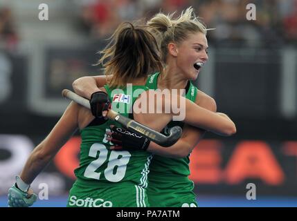 Londra, Regno Unito. Il 21 luglio 2018. Deirdre Duca (IRL, 28) festeggia segnando la prima meta irlandese con Chloe Watkins (IRL). Stati Uniti d'America V Irlanda. Abbina 3. Piscina B. Womens Hockey World Cup 2018. Lee Valley hockey center. Queen Elizabeth Olympiv Park. Stratford. Londra. Regno Unito. 21/07/2018. Credito: Sport In immagini/Alamy Live News Foto Stock