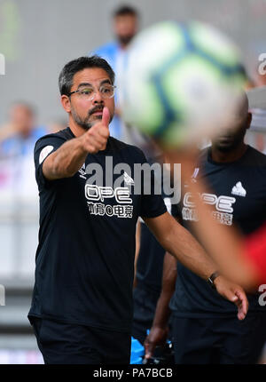 Essen, Germania. 21 Luglio, 2018. Calcio: Test match, blitz internazionale torneo a Rot-Weiss Essen, Real Betis vs Huddersfield Town: Huddersfield Town head coach David Wagner che mostra un pollice in alto. Credito: Ina Fassbender/dpa/Alamy Live News Foto Stock