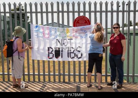 Farnborough, Regno Unito. 21 Luglio, 2018. Attivisti per i diritti umani di protesta contro il commercio di armi al di fuori del Farnborough International Air Show. Farnborough International Air Show è combinato con una fiera di armi hanno partecipato dal governo e dalle delegazioni militari accusati di gravi violazioni dei diritti umani così come di un'industria aerospaziale civile mostra. Credito: Mark Kerrison/Alamy Live News Foto Stock