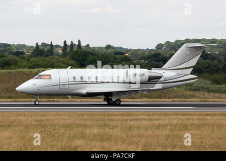 Un Bombardier Challenger 605 executive business jet, VP-CIF, a Londra Luton Airport in Inghilterra. Foto Stock