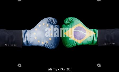 I guantoni con Unione europea e Bandiera Brasile. Unione europea-Brasile concetto. Isolato su sfondo nero . Foto Stock