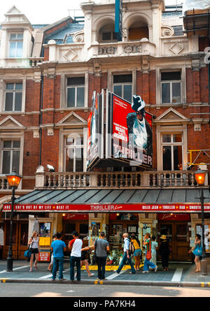 Tributi fuori dal Teatro Lirico di Shaftesbury Avenue dopo la morte di Michael Jackson, dove si esibisce a Londra il concerto 'Thriller Live' Foto Stock