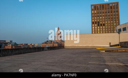 Vista del Austin Capitol Building dal tetto Parcheggio Foto Stock