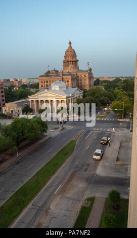 Visualizzazione verticale del Austin Capitol edifico e Street Foto Stock