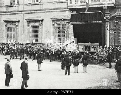 Vittorio Emanuele III il carrello arriva a Palazzo Madama per l insediamento del nuovo re di Roma, Lazio, l'Italia, disegno di Dante Paolocci (1849-1926), da L'Illustrazione Italiana, anno XXVII, n. 33, il 19 agosto 1900. 222 Royal Carrello a Palazzo Madama Foto Stock