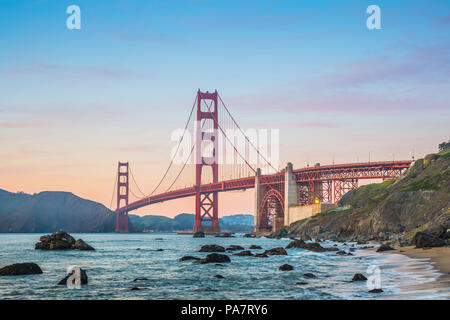 Come il sole scende, ammirare la migliore vista del Golden Gate Bridge di San Francisco Foto Stock