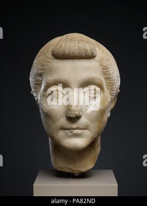 Testa di marmo di una donna anziana. Cultura: Romano. Dimensioni: 10 1/4 x 6 1/2 x 7 3/4 in. (26 x 16,5 x 19,7 cm). Data: ca. 40-20 a.c.. Questo ritratto di un anziano matrona romana convoglia un aria di gravitas e la dignità che si addice al rango sociale del soggetto. Come la maggior parte dei ritratti di donne romane, questa può essere datata strettamente dall'acconciatura, che combina una calza bun indossato alta sulla testa e il cosiddetto nodus, una treccia piatta tirata indietro sopra la parte superiore della testa. In antichità, tutto di marmo scultura fu dipinta. Qui, l'indicazione di ciglia può ancora essere visto sul coperchio superiore del Foto Stock