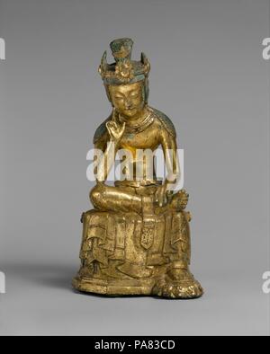 Malinconici bodhisattva. Cultura: la Corea. Dimensioni: H. 8 7/8 in. (22,5 cm); W. 4. (10,2 cm); D. 4 1/4 in. (10,8 cm). Data: metà del VII secolo. Immagini del pensieroso bodhisattva divenne prevalente in Asia orientale tra il quinto e l'ottavo secolo. In Corea, il tipo è emersa come un importante icona buddista durante il sesto e settimo secolo, particolarmente nei regni di Baekje e Silla. Questa figura seduta è tra i meglio preservati esempi. È infuso con una sottile ma palpabile energia che è articolato nei dettagli come il pieghevole e realistiche dita delle mani e dei piedi. La sua corona è sormontato wi Foto Stock