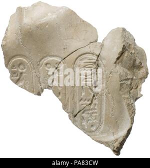 Petto sinistro di Akhenaten prostrati con Aten cartouches. Dimensioni: H. 18.1 × W. 15 × D. 10 cm (7 1/8 x 5 7/8 × 3 15/16 in.); cartiglio: W. 3.3 cm (1 5/16 in.). Dynasty: Dynasty 18. Regno: regno di Akhenaten. Data: ca. 1352-1336 A.C. Museo: Metropolitan Museum of Art di New York, Stati Uniti d'America. Foto Stock