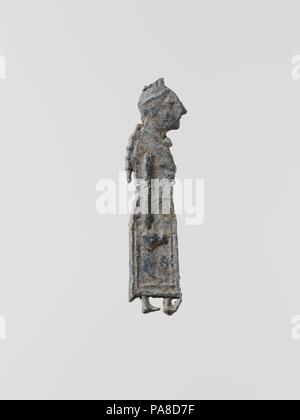 Portare la figura di una donna. Cultura: greco, Laconian. Dimensioni: Altezza: 1 3/4 in. (4.4 cm). Data: fine 7th-inizi del VI secolo A.C. Piatto piccolo figurine votive di piombo fuso sono stati trovati in grandi quantità presso gli antichi santuari di Laconia; oltre centomila, risalente al VII secolo A.C. e il periodo classico, erano dedicati alla dea Artemide Ortia a Sparta. Museo: Metropolitan Museum of Art di New York, Stati Uniti d'America. Foto Stock