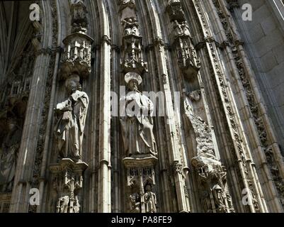 DETALLE DE LOS APOSTOLES DE LA PUERTA DE LOS LEONES DE LA CATEDRAL DE TOLEDO - SIGLO XV - GOTICO ESPAÑOL. Posizione: CATEDRAL-esterno, TOLEDO, Spagna. Foto Stock