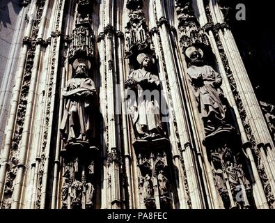 DETALLE DE LOS APOSTOLES DE LA PUERTA DE LOS LEONES DE LA CATEDRAL DE TOLEDO - SIGLO XV - GOTICO ESPAÑOL. Posizione: CATEDRAL-esterno, TOLEDO, Spagna. Foto Stock