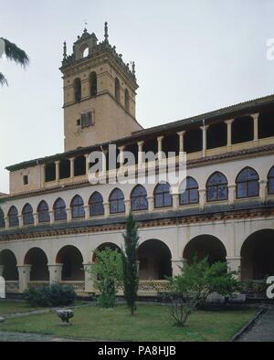 CLAUSTRO MAYOR CON LA TORRE DE LA IGLESIA. Posizione: EL PARRAL, SEGOVIA, SPAGNA. Foto Stock