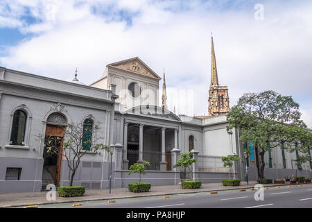 Paseo del Buen Pastor e cappuccini Chiesa torre - Cordoba, Argentina Foto Stock