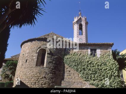 PARTE ROMANICA DE LA IGLESIA DE SANT JULIA Y SANTA BASILISA JUNTO AL CAMPANARIO CONTRUIDO EN EL SIGLO xx. Posizione: Iglesia de Sant julia Y SANTA BASILISA, sconfinano, Spagna. Foto Stock