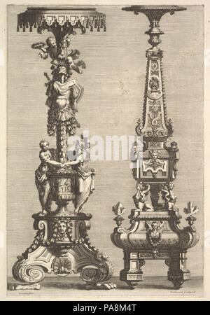 Due Torchères. Artista: Dopo Jean Berain (Francese, 1640-1711 Saint-Mihiel Parigi); Juan Dolivar (spagnolo, Zaragoza 1641-1692 Paris). Dimensioni: piastra: 11 7/16 x 7 3/4 in. (29 x 19,7 cm) foglio: 17 15/16 x 11 5/8 in. (45,5 x 29,5 cm). Data: 1692. Incisione e incisione con disegni per due torchères, creato da Juan Dolivar dopo disegni di Jean I Berain. Affidati con disegni per costumi e scenografie e regale cerimonie presso l' Academie Royale de la Musique" dal 1680, Berain di creazioni ingegnose ha preso acanto e foglie di alloro, palmettes e grottesche, loro miscelazione con ballerini, acrobati Foto Stock