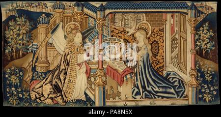 L'Annunciazione. Cultura: Netherlandish Sud. Dimensioni: 39 5/16 x 83 in. (99,9 x 210.8 cm.). Data: ca. 1460-80. Drappeggiati in ricchi paramenti ecclesiastici, l arcangelo Gabriele saluta Maria con le parole "Ave Maria piena di grazia, il Signore è con te" (Luca 1:28) inscritto in una chiocciola. Lo Spirito Santo in forma di colomba, discende sulla Vergine, che diventerà la madre di Gesù. Museo: Metropolitan Museum of Art di New York, Stati Uniti d'America. Foto Stock