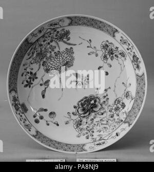 Piatto. Cultura: la Cina. Dimensioni: diam. 7 3/4 in. (19,7 cm). Museo: Metropolitan Museum of Art di New York, Stati Uniti d'America. Foto Stock