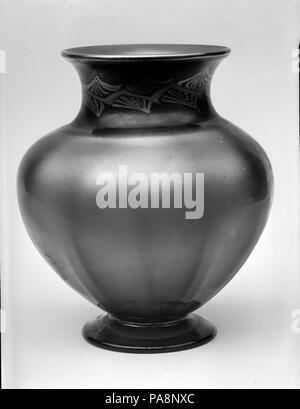 Vaso. Cultura: American. Progettista: progettato da Louis Comfort Tiffany (American, New York 1848-1933 New York). Dimensioni: H. 5 1/2 in. (14 cm). Autore: Tiffany Studios (1902-32). Produttore: attribuita al vetro Tiffany e azienda di decorazione (American, 1892-1902) o. Data: 1893-1925. Museo: Metropolitan Museum of Art di New York, Stati Uniti d'America. Foto Stock