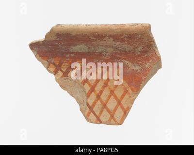 In terracotta di frammento di rim con un tratteggio trasversale al di sotto della fascetta. Cultura: micenea i. Dimensioni: 2 1/16 x 2 3/4 × 3/8 in. (5,3 × 7,1 × 1 cm). Data: ca. 1400 A.C. Da Micene Rim frammento con dark tratteggio incrociato sulla massa di luce. Museo: Metropolitan Museum of Art di New York, Stati Uniti d'America. Foto Stock