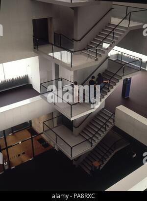 Il patio interno con ESCALERA. Posizione: MUSEO VAN GOGH, Amsterdam, Olanda. Foto Stock