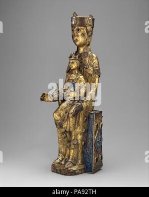Madonna e Bambino. Cultura: francese. Dimensioni: complessivo: 14 3/16 x 4 13/16 x 4 5/8 in. (36 x 12,3 x 11,7 cm). Data: ca. 1200. Il libro smaltato e l incisione della Vergine della corona e pantofole e del bambino i capelli sono una caratteristica del lavoro di Limoges. Gli smalti del tipo per il quale è stata Limoges famosi sono sovente conservati in Spagna e anzi, questo lavoro apparteneva a un collezionista spagnolo nel tardo XIX secolo. In Spagna, né la rivoluzione politica né riforma religiosa provocò la distruzione di massa delle proprietà della chiesa che la Francia hanno sperimentato. Museo: Metropolitan Museum of Art, Ne Foto Stock