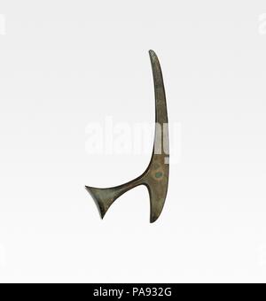 Crescent-Shaped Ax testa (Chandrasa). Cultura: Indonesia. Dimensioni: circa L. 24 a. (61 cm). Data: ca. 500 A.C.-A.D. 300. Il Flamboyant lama curva e posto asimmetricamente presa strombato di questo pezzo sono tipiche delle opere da Java e Sulewasi, prodotte in full size e come miniature e utilizzati come doni funerari e per la cerimonia e il display. Gli assi sono spesso effettuati dai guerrieri piumato raffigurato su tamburi e situlae dalla cultura Dongson del Vietnam, e tardo Dongson ax teste con pediform o barca a guisa sono altri pensava di aver fornito prototipi per l'esagerato exampl Foto Stock