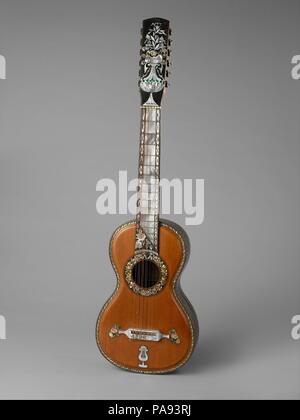 Guitarra septima (sette string chitarra). Cultura: messicana. Dimensioni: Altezza: 51 3/8 in. (130,5 cm) di larghezza: 11 3/4 in. (29,8 cm). Autore: M. Fernandez (messicano). Data: ca. 1880. Mariano Fernández, Guitarra Séptima (sette-corso di chitarra) 2012.569 messicano di sette-corso di chitarra ha raggiunto il culmine della sua popolarità durante il XIX secolo. Esso è stato utilizzato per eseguire musica in una varietà di generi, la maggior parte di esso scritte da compositori di musica messicana. Questo splendido strumento predisposto da Mariano Fernández è emblematica della liuteria in Messico al suo livello più alto. Intarsi di madreperla, abalone e legno trace int Foto Stock