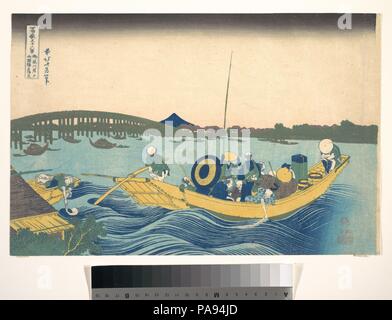 Visualizzazione del tramonto sul ponte Ryogoku dal terrapieno Onmaya (Onmayagashi yori sekiyo Ryogokubashi o miru), dalla serie trentasei vedute del Monte Fuji (Fugaku sanjurokkei). Artista: Katsushika Hokusai (giapponese, Tokyo (EDO) 1760-1849 Tokyo (EDO). Cultura: il Giappone. Dimensioni: 9 5/8 x 14 3/4 in. (24,4 x 37,5 cm). Data: ca. 1830-31. Con la vista del Ponte Ryogoku in distanza, di Hokusai si concentra su un traghetto che trasporta un assortimento di mercanti, monaci, e un uccello catcher--identificabili dall'alto l'asta che egli porta--a casa dopo una giornata di lavoro. Il mood è sottomesso come notte gradualmente sorpassa il Foto Stock