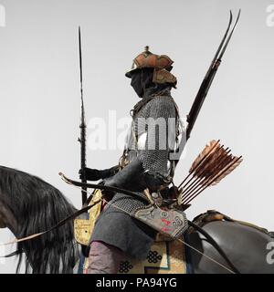 Armored Cavalryman. Cultura: Tibetano, ed eventualmente bhutanesi e nepalesi. Data: XVIII-XIX secolo. In questa figura è stato assemblato sulla base di fotografie scattate negli anni Trenta e Quaranta, nella capitale Tibetana di Lhasa durante il grande festival di preghiera. Parte del festival comprendeva le truppe del cerimoniale di cavalleria corazzato, che indossava una serie standardizzata delle apparecchiature come previsto dal governo centrale del Tibet da circa la metà del XVII o XVIII secolo. Questo ha incluso un casco, maglietta di mail, set di quattro specchi, cinghia blindato, caso di prua e la faretra, matchlock moschetto, bandoleer con gunp Foto Stock