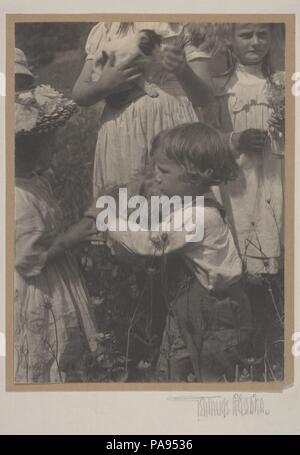 Giorni felici. Artista: Gertrude Käsebier (American, 1852-1934). Dimensioni: 19,8 x 14,9 cm. (7 13/16 x 5 7/8 in.). Data: 1902. Museo: Metropolitan Museum of Art di New York, Stati Uniti d'America. Foto Stock